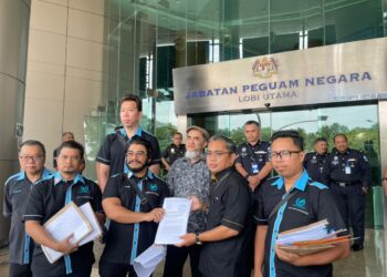 HISHAMUDIN menyerahkan laporan aduan kepada wakil pejabat AGC di Jabatan Peguam Negara, Putrajaya.