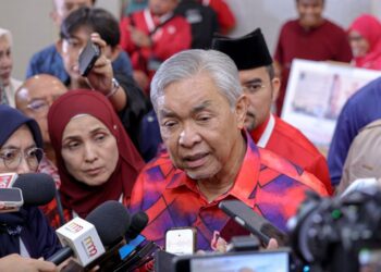 AHMAD Zahid Hamidi ditemui pemberita sempena Perhimpunan Agung UMNO 2026 di Pusat Dagangan Dunia (WTC) Kuala Lumpur semalam. - UTUSAN/FARIZ RUSADIO