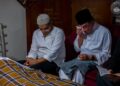 ANWAR Ibrahim sebak ketika menziarahi abangnya, Idrus Ibrahim di Cherok Tok Kun, hari ini.
