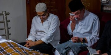 ANWAR Ibrahim sebak ketika menziarahi abangnya, Idrus Ibrahim di Cherok Tok Kun, hari ini.