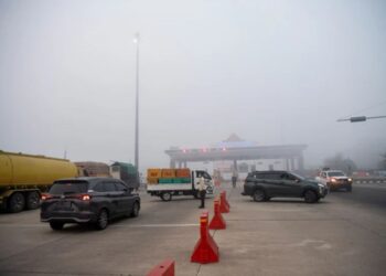 BEBERAPA kenderaan berpatah balik kerana jerebu. - ANTARA
