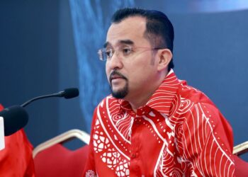 ASYRAF Wajdi Dusuki ketika sidang akhbar mengenai Perhimpuann Agung UMNO 2026 di Auditorium UMNO, WTC Kuala Lumpur, semalam.