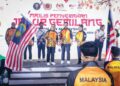 Menteri Belia dan Sukan, Dr. Mohammed Taufiq Johari (tengah) ketika menyerahkan Jalur Gemilang kepada Ketua Kontinjen Malaysia ke Sukan Asia, Datuk Mohd Sumali Reduan (kiri) di Majlis Penyerahan Jalur Gemilang Kontinjen Malaysia di Majlis Sukan Negara (MSN) semalam. - UTUSAN/MUHAMAD IQBAL ROSLI