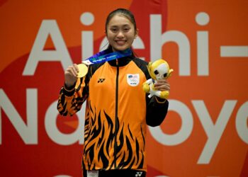 ADEOLA Fay Robert menunjukkan pingat emas dimenanginya pada aksi final Kumite bawah 55 kilogram (kg) di Sukan Asia Aichi-Nagoya 2026 di Gimnasium Toyohashi, hari ini. - BERNAMA