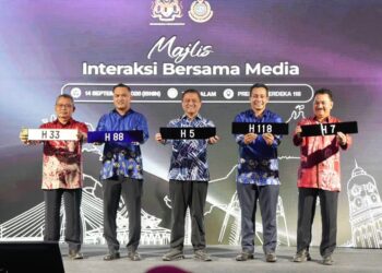 AEDY Fadly Ramli (tengah) melakukan gimik perasmian nombor pendaftaran baru Hari Malaysia pada Majlis Interaksi Bersama Media Sempena Hari Malaysia di Presint Merdeka 118, Kuala Lumpur, baru-baru ini.