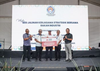 TENGKU Ahmad Badi Shah (dua kiri) menyerahkan cek cura kepada Ning Platers bagi memacu industri nanas SG1 Sarawak