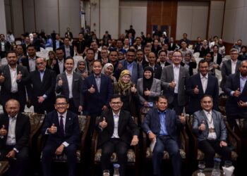 AKMAL Nasrullah Mohd Nasir (tengah) bergambar bersama tetamu terhormat dan peserta selepas sesi dialog Forum Penciptaan Kekayaan dan Penguasaan Korporat Bumiputera di Royale Chulan, Kuala Lumpur. - UTUSAN/ M. FIRDAUS M. JOHARI