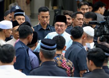 ANWAR Ibrahim ketika hadir menunaikan solat Jumaat di Surau Nur Perdana, Presint 10, Putrajaya, semalam. – UTUSAN/FAISOL MUSTAFA