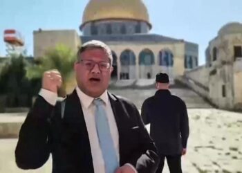 ITAMAR Ben-Gvir (kiri)menceroboh pekarangan Masjid Aqsa. - AFP