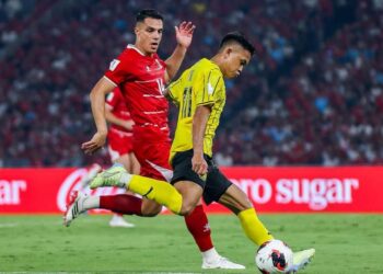 Arif Aiman Hanapi beraksi menentang Indonesia dalam aksi Piala ASEAN FIFA 2026 di Gelora Bung Karno, semalam. - IHSAN FAM