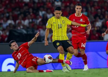 ARIF Aiman Hanapi berjaya melepasi kawalan pertahanan Indonesia pada aksi kedua Kumpulan A Piala ASEAN FIFA di Stadium di Stadium Gelora Bung Karno (GBK), malam ini.-IHSAN FAM