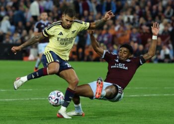 Pemain pertahanan Aston Villa, Ian Maatsen (kanan) cuba menyekat tonggak tengah Arsenal, Bruno Guimarães dalam aksi Liga Perdana Inggeris di Villa Park, Birmingham, semalam. - AFP