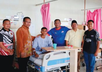 DR. MOHD. Sazili Shahibi (tiga dari kanan) menziarahi seorang penuntut Universiti Teknologi Mara (UiTM) di Hospital Sultan Haji Ahmad Shah (HoSHAS) Temerloh, Pahang semalam.