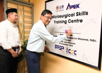 DR. Abdul Rahman Mohamed menandatangani plak perasmian Pusat Latihan Kemahiran Mikrosurgeri (MiST) di Pusat Integrasi Simulasi Klinikal (i- CSC), Pusat Pengajian Sains Perubatan (PPSP) Universiti Sains Malaysia (USM), Kubang Kerian, Kelantan. – UTUSAN/ ROSLIZA MOHAMED