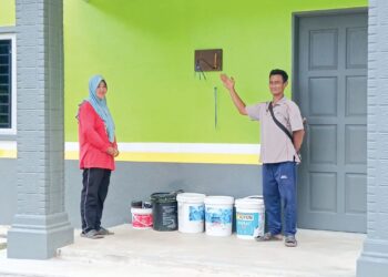 BAHARI Ahmad dan Raziah Sim menunjukkan bekalan elektrik yang belum disambung di rumah baharu bantuan zakat Majlis Ugama Islam Pahang di Kampung Pagi, Jerantut, Pahang. – UTUSAN/HARIS FADILAH AHMAD