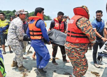 PASUKAN penyelamat mengangkat salah seorang mangsa lemas yang ditemukan  di Pantai Tanjung Lompat, KotaTinggi, Johor semalam. – UTUSAN/RAJA JAAFAR ALI