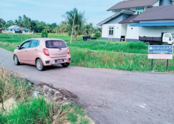 KEADAAN tebing jalan tali air Kok Serai, Pengkalan Kubor, Kelantan yang runtuh mengancam keselamatan penduduk. – UTUSAN/ROHANA ISMAIL
