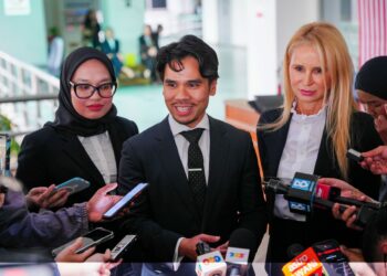Peguam bela, Wan Azwan Aiman Wan Fakhruddin, Datuk Tania Scivetti dan Effa Azuin Aidrul Hisham  pada sidang akhbar di perkarangan Mahkamah Shah Alam selepas pendakwaan terhadap bekas Ketua Pegawai Operasi Lembaga Tabung Haji ditangguhkan ke 24 September ini. -UTUSAN/SADDAM YUSOFF