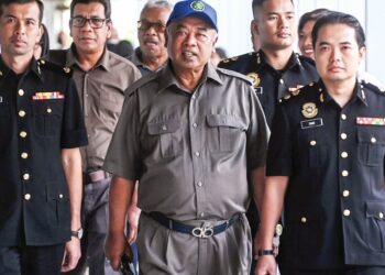 Faizoull Ahmad  menghadapi pertuduhan menipu pemindahan hak milik 16 tanah lot Felda di Mahkamah Sesyen, Kuala Lumpur semalam. 
– UTUSAN/SYaKIR RADIN