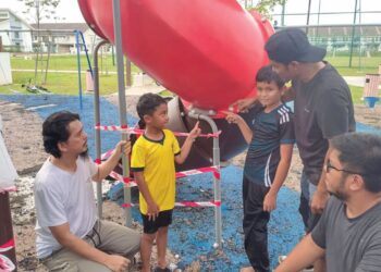 AHMAD Zulkarnain Zulkiffli Onni (kiri) bersama penduduk membuat pemeriksaan pada sebuah gelongsor yang rosak di taman permainan Residensi PR1MA Bandar Ekar, Rantau, Seremban, Negeri Sembilan.