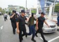 REMAJA yang dituduh membunuh tanpa niat ibunya minggu lalu dibawa ke Mahkamah Majistret Kuala Kangsar semalam. – UTUSAN/FADZIL ZAINOL