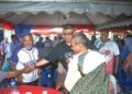 Ab. Rauf Yusoh bersalaman dengan orang ramai pada Program Penutup Jelajah Ketua Menteri Sayang Rakyat Dewan Undangan Negeri (DUN) Ayer Limau, di Jeti Paya Lebar, Masjid Tanah, semalam. – UTUSAN/AMRAN MULUP