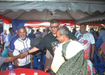 Ab. Rauf Yusoh bersalaman dengan orang ramai pada Program Penutup Jelajah Ketua Menteri Sayang Rakyat Dewan Undangan Negeri (DUN) Ayer Limau, di Jeti Paya Lebar, Masjid Tanah, semalam. – UTUSAN/AMRAN MULUP