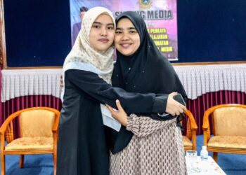 SITI Nor Hafizah Ahmad (kiri) bersama ibu, Khoriyoh Suemae pada Majlis Kesyukuran dan Solat Hajat di Asrama Anak Yatim Pertubuhan Kebajikan Anak Yatim Terengganu (Perkaya). Marang, Terengganu. 
– MINGGUAN/PUQTRA HAIRRY