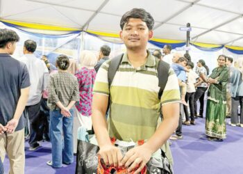 MUHAMMAD Shah Putra Che Awang selesai mendaftar sebagai penuntut baharu Universiti Malaysia walaupun berdepan masalah kewangan sebelum ini.