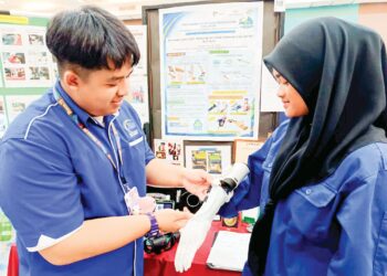 DUA penuntut Pusat Latihan Teknologi Tinggi (ADTEC) menunjukkan cara menggunakan tangan palsu di Jerantut, Pahang.