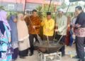 AHMAD Fahmi Ahmad Sarkawi (kanan) mengacau bubur asyura pada pada program ramah mesra bersama pelajar Sekolah Agama Islam Sirithamwittaya (Pondok Duku), Kampung Duku, Daerah Bacho, Narathiwat, Thailand. – UTUSAN/ RAZALI ZAKARIA