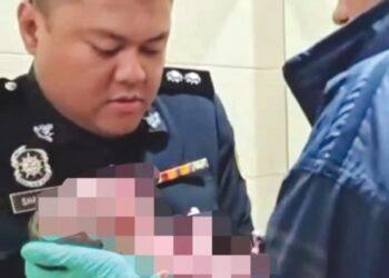 Tangkap layar satu rakaman video menunjukkan seorang bayi yang masih bertali pusat dijumpai di LTAPP, Pulau Pinang.
