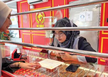 ORANG ramai menyerbu premis MZ Gold di Kota Bharu, Kelantan untuk membeli barang kemas susulan kejatuhan harga emas.