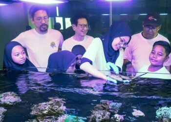 ADNAN Hussain (kanan) bersama sebahagian daripada pelajar sekolah selepas merasmikan Pusat Pendidikan Marin di Hotel Angsana, Teluk Bahang, Balik Pulau, Pulau Pinang.-UTUSAN/DANIAL SAAD