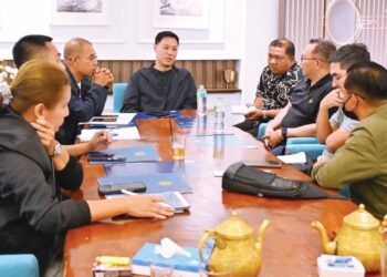 CHONTHANYA Saengphum (tengah) mengadakan perbincangan dengan wakil pengusaha yang membuka restoran tomyam di Malaysia, baru-baru ini. – IHSAN SBPAC