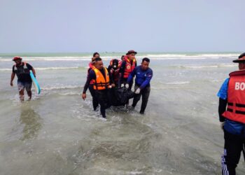 Anggota bomba mengusung mayat Muhammad Thaqif Rayyan Rumainoor yang ditemukan di Pantai Tanjung Lompat, Kota Tinggi, semalam.