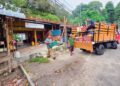 PENIAGA memindahkan barang dan peralatan perniagaan di Teluk Nipah ke lokasi perniagaan baharu ketika tinjauan di Pangkor semalam. – UTUSAN/AIN SAFRE BIDIN