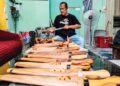 KHALIB Samah menunjukkan sebahagian sarung dan hulu parang yang dihasilkannya di Perumahan Rantau Perintis, Bandar Pusat Jengka di Maran, Pahang. – UTUSAN/HARIS FADILAH AHMAD