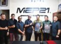 ANGGOTA kumpulan muzik underground terkenal, Black Fire dari Perlis yang kekal bertahan selepas
44 tahun pada majlis MoU di pejabat urusan MEP21, Kangar, Perlis semalam.– UTUSAN/IZLIZAN OTHMAN
