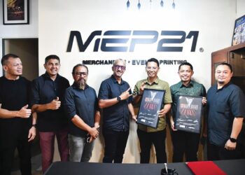 ANGGOTA kumpulan muzik underground terkenal, Black Fire dari Perlis yang kekal bertahan selepas 
44 tahun pada majlis MoU di pejabat urusan MEP21, Kangar, Perlis semalam.– UTUSAN/IZLIZAN OTHMAN