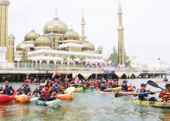 ERAMAI 96 anggota polis menyemarakkan Sambutan Bulan Kebangsaan dengan mengambil bahagian dalam Ekspedisi Kayak Merdeka sejauh 25 kilometer bermula dari Serada dan berakhir 
di Dataran Pulau Warisan, Kuala Terengganu, Terengganu. – UTUSAN/PUQTRA HAIRRY