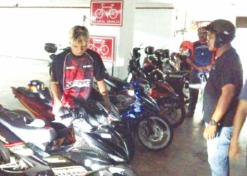 Sebahagian daripada motosikal yang disita polis dalam operasi membanteras kegiatan mat rempit di sekitar Melaka Sentral, awal pagi semalam.