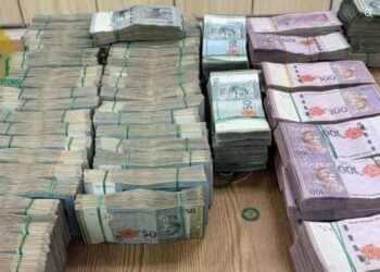 SEBAHAGIAN wang tunai yang dirampas Kastam Thailand menahan seorang rakyat Malaysia pemeriksaan di Rumah Kastam Sadao, Thailand, Ahad lalu. – IHSAN KASTAM