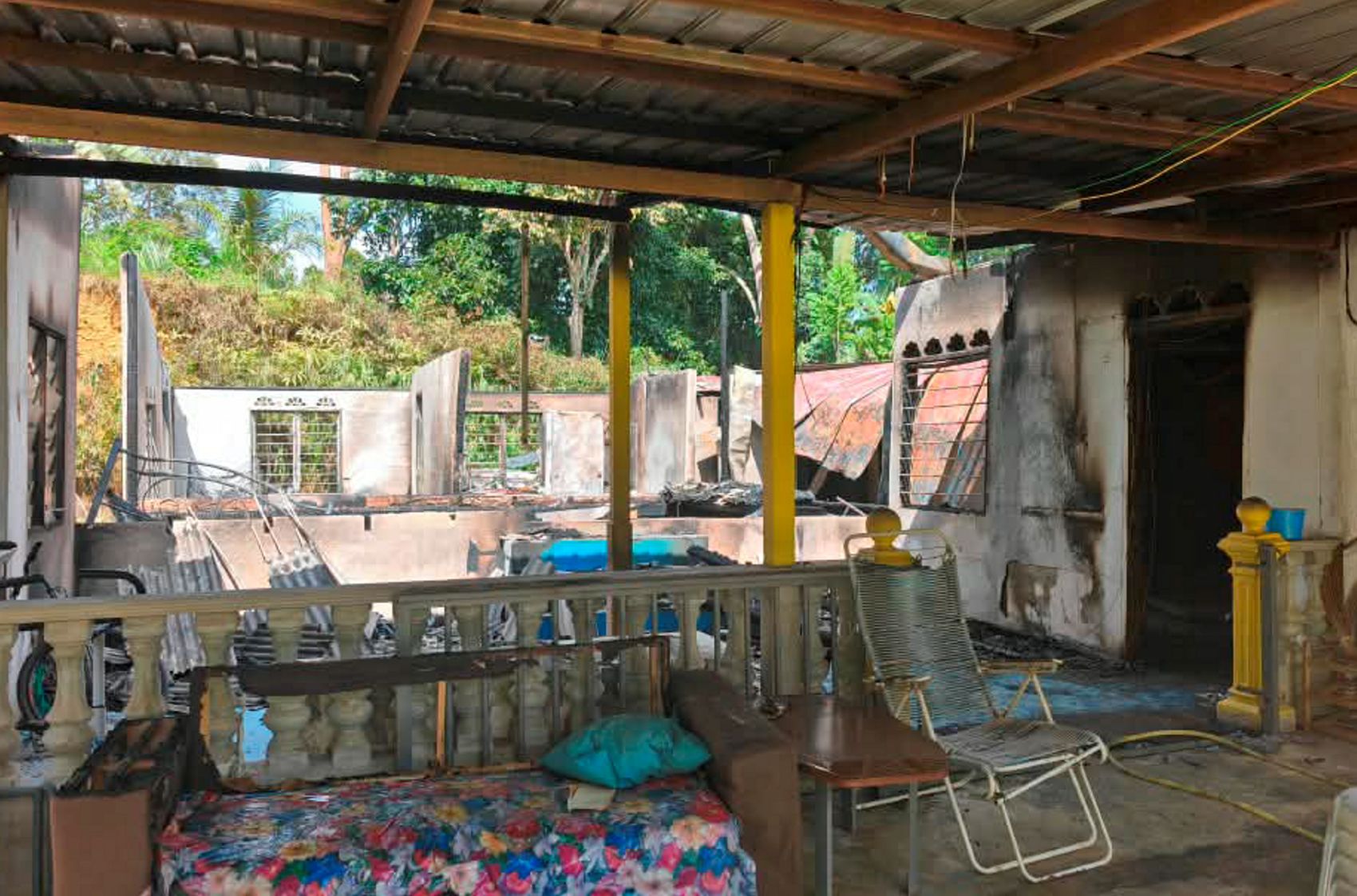 ‘Pak Long ada dalam rumah’ ‘Pak Long ada dalam rumah’