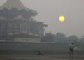 KEADAAN jerebu yang dirakam berhampiran Dewan Undangan Negeri Sarawak, kelmarin. – BERNAMA