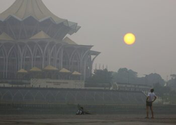 KEADAAN jerebu yang dirakam berhampiran Dewan Undangan Negeri Sarawak, kelmarin. – BERNAMA