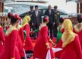 ANWAR Ibrahim diiringi Dr. Mohamed Muizzu pada acara utama majlis sambutan rasmi di Republic Square sempena lawatan rasmi dua hari Perdana Menteri ke Maldives bermula semalam. – BERNAMA