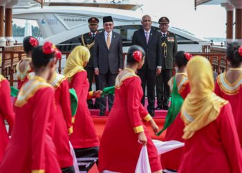 ANWAR Ibrahim diiringi Dr. Mohamed Muizzu pada acara utama majlis sambutan rasmi di Republic Square sempena lawatan rasmi dua hari Perdana Menteri ke Maldives bermula semalam. – BERNAMA
