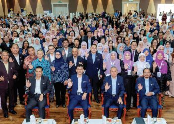MOHD. Bakhari Ismail (depan, dua kiri) bergambar pada Majlis Perasmian Persidangan Pegawai Psikologi Perkhidmatan Awam Tahun 2026 (PSYCON 2026) di Institut Tadbiran Awam Negara (INTAN), Bukit Kiara, semalam.