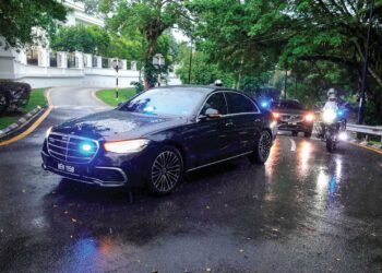 KENDERAAN dipercayai Anwar Ibrahim tiba di Istana Negeri Sembilan di Changkat Persekutuan, Kuala Lumpur, kira-kira pukul 6 petang semalam bagi menghadap Tuanku Muhriz Tuanku Munawir susulan perkembangan berhubung kedudukan Ahli Majlis Mesyuarat Negeri (MMKN).
